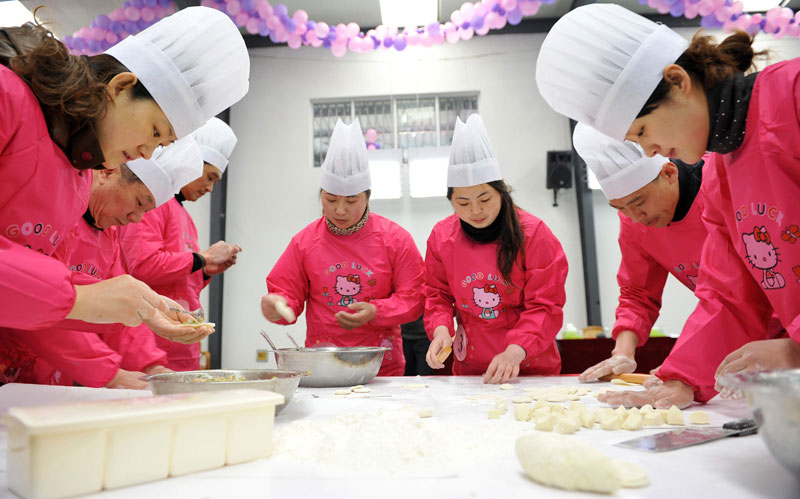 包饺子大赛，家的味道与友情的温馨纽带